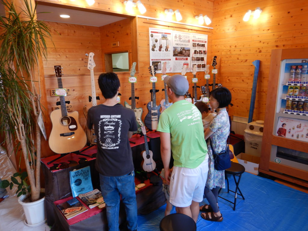 県産材を活用したギターやウクレレの展示販売