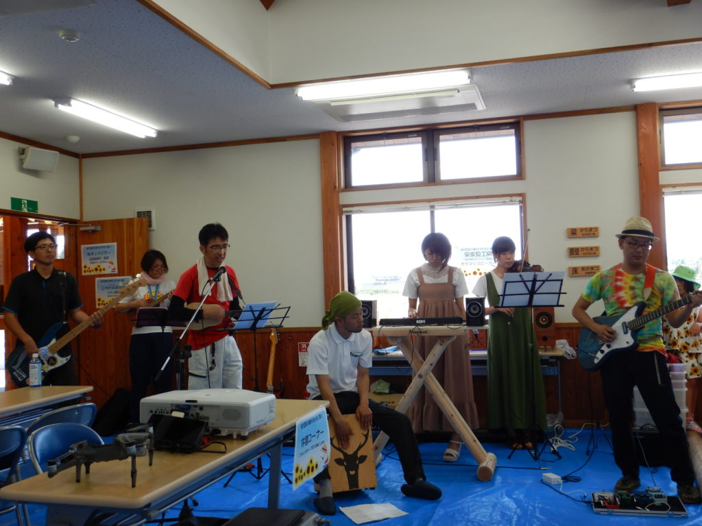 職員有志による県産材を使った楽器のライブ演奏